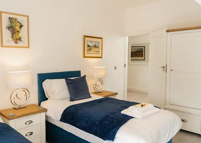Spacious & Modern 2 Bed Flat In Hoylake - Opposite Royal Liverpool Golf Club