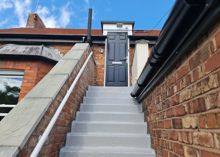 Spacious & Modern 2 Bed Flat In Hoylake - Opposite Royal Liverpool Golf Club