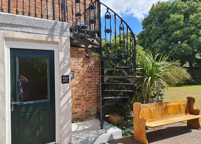 Spacious & Modern 2 Bed Flat In Hoylake - Opposite Royal Liverpool Golf Club