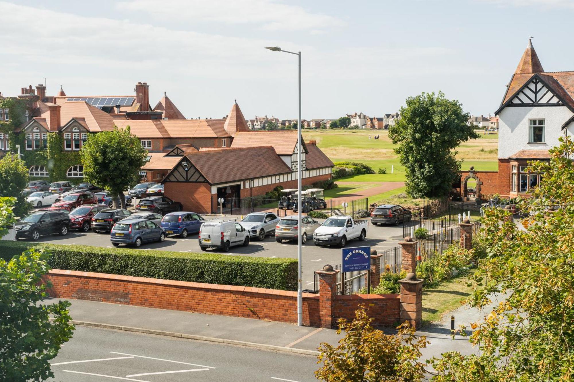 Spacious & Modern 2 Bed Flat In - Opposite Royal Liverpool Golf Club