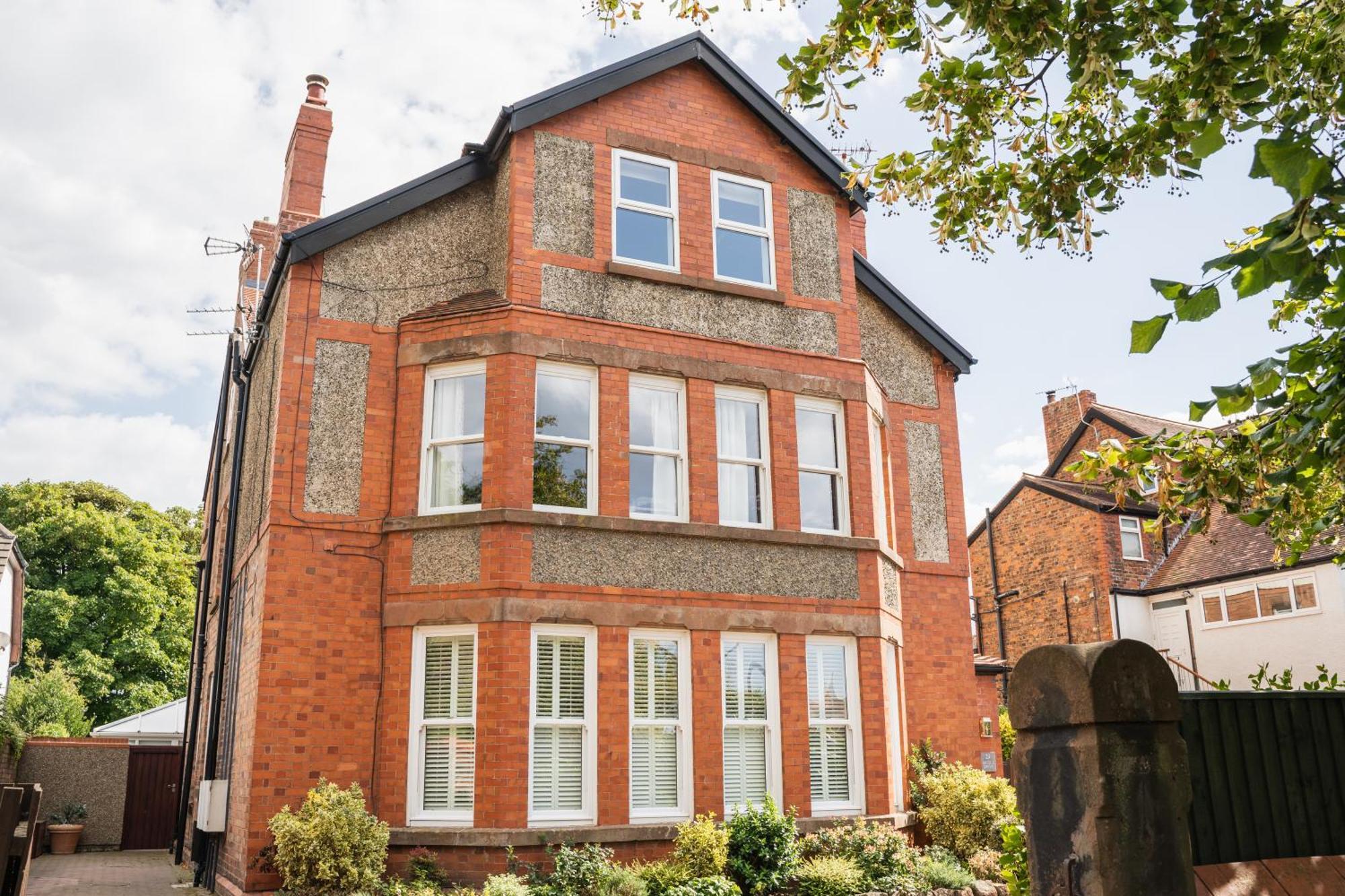 Spacious & Modern 2 Bed Flat In - Opposite Royal Liverpool Golf Club Hoylake