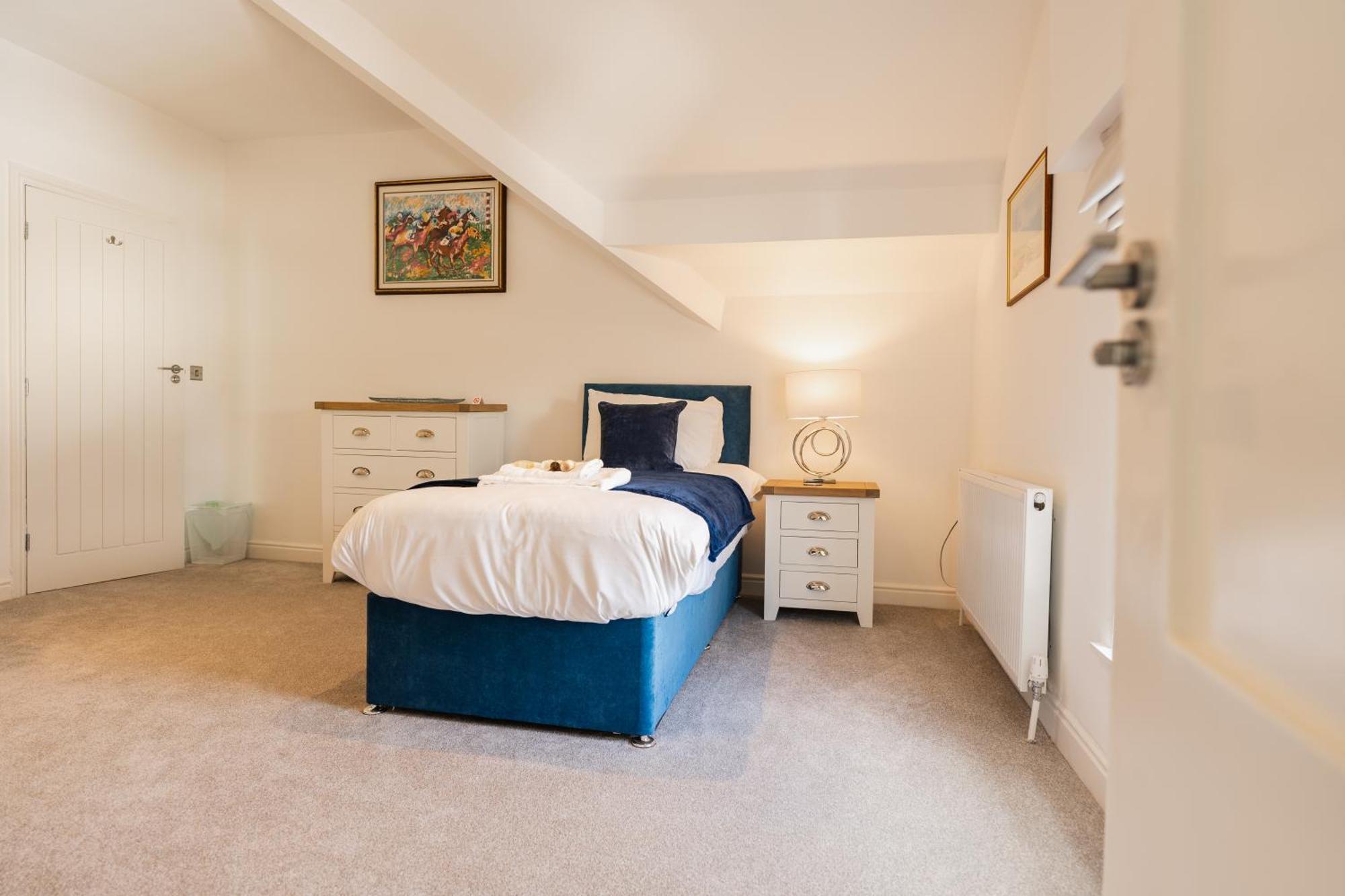 Spacious & Modern 2 Bed Flat In - Opposite Royal Liverpool Golf Club *