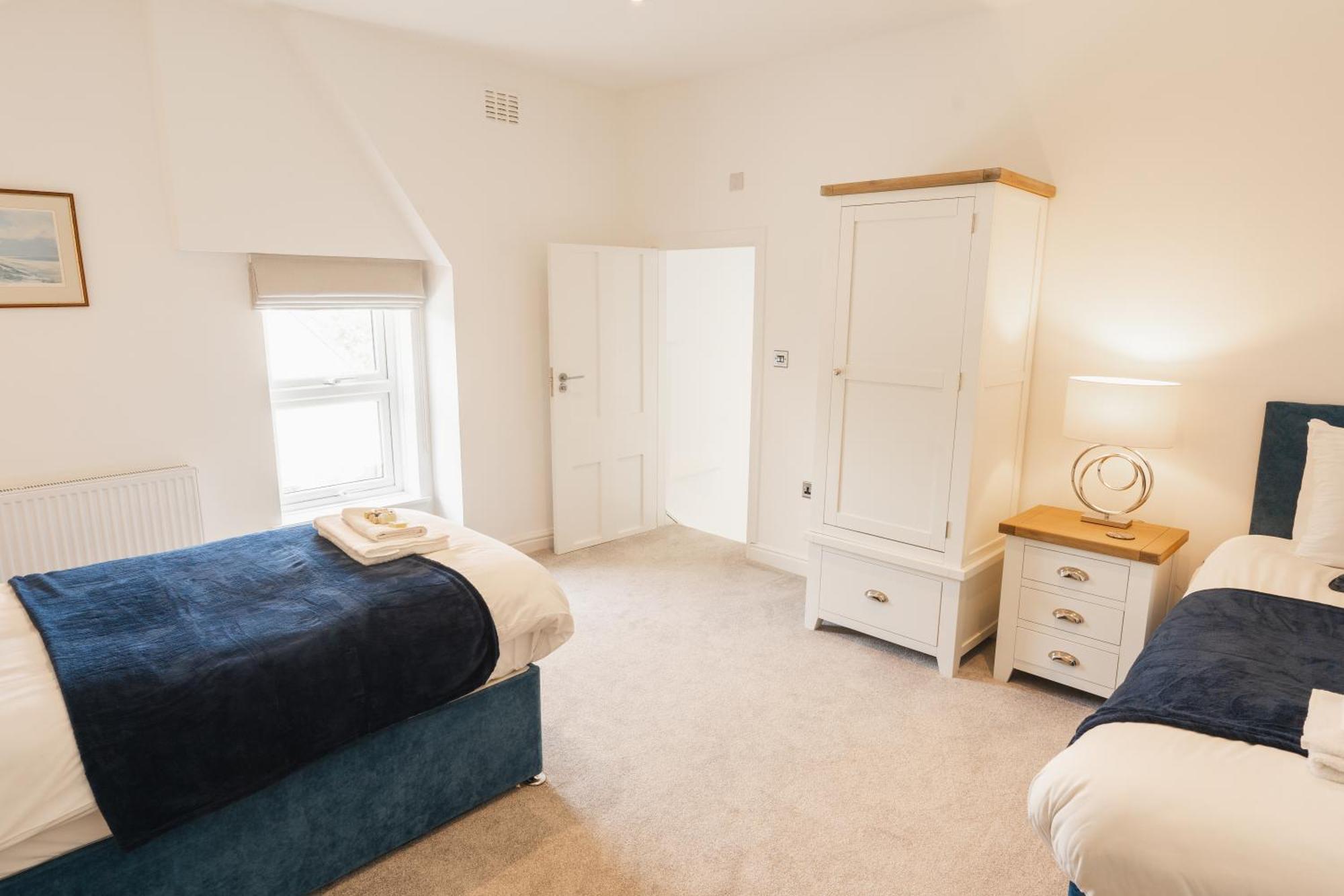 Spacious & Modern 2 Bed Flat In - Opposite Royal Liverpool Golf Club Holiday home Hoylake