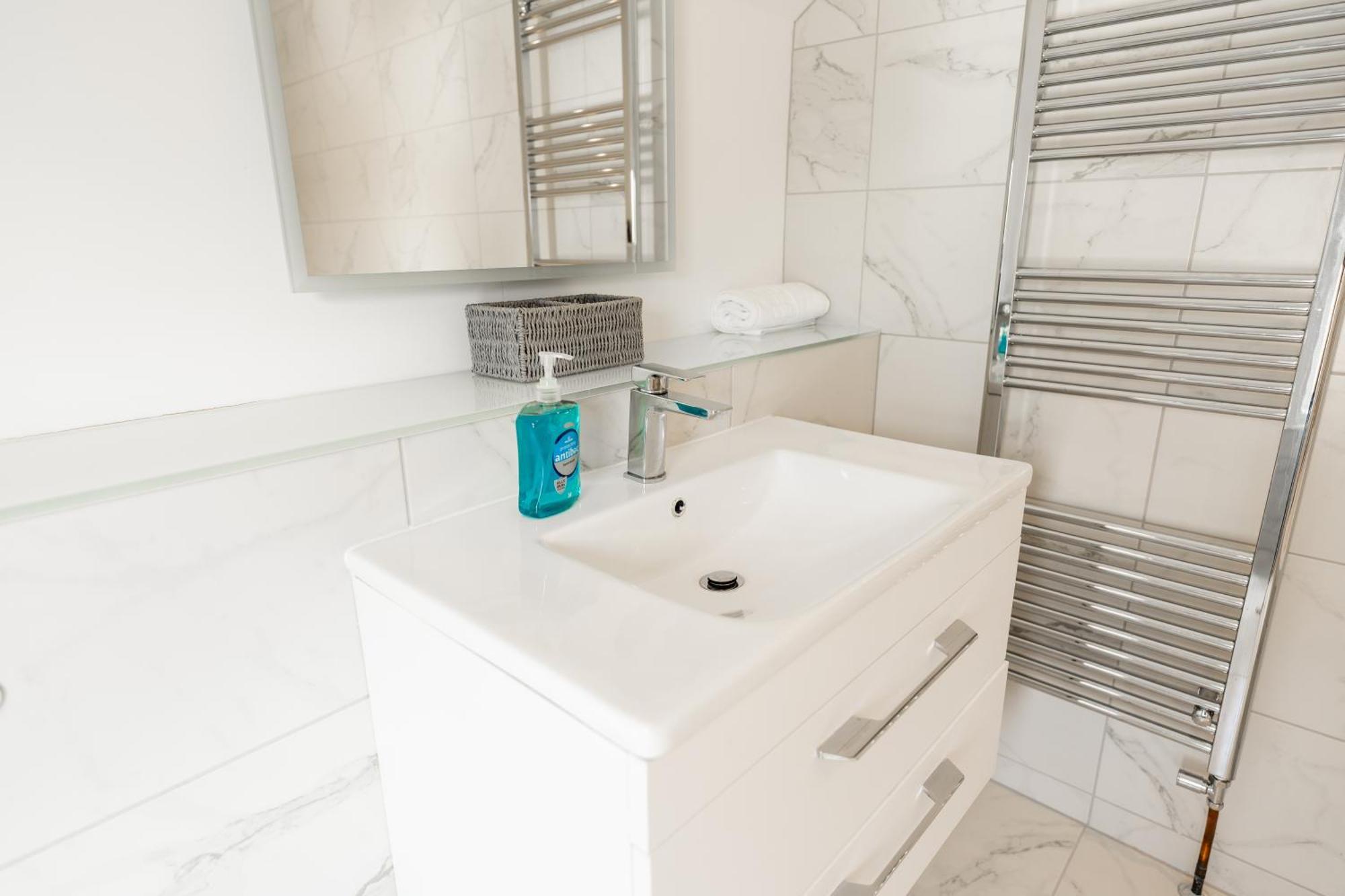 Spacious & Modern 2 Bed Flat In - Opposite Royal Liverpool Golf Club Holiday home