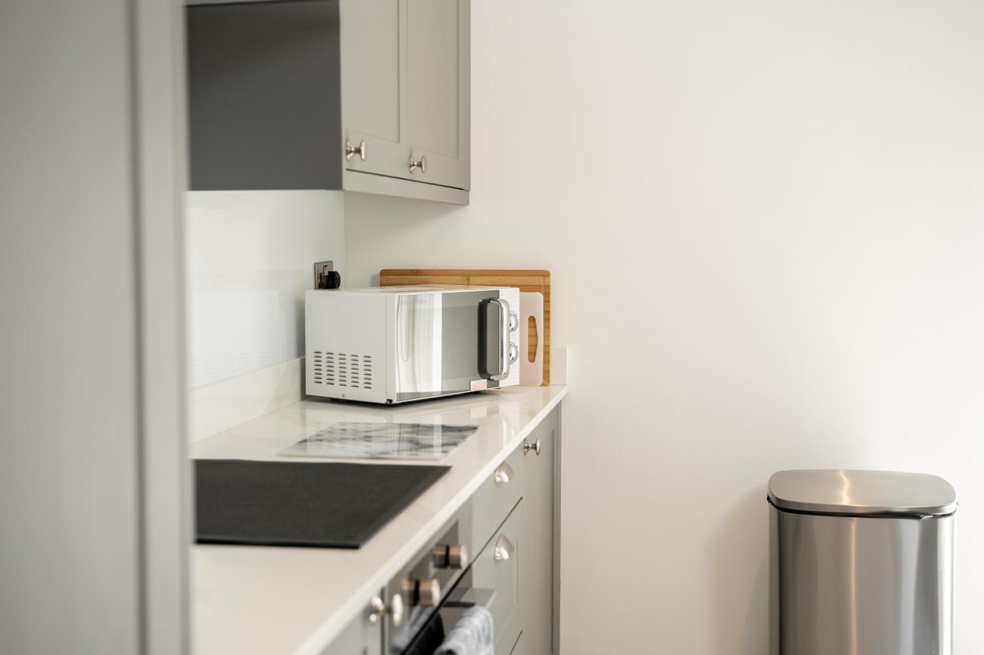 Spacious & Modern 2 Bed Flat In - Opposite Royal Liverpool Golf Club *